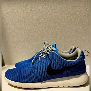 Mens blue and white nike running shoe